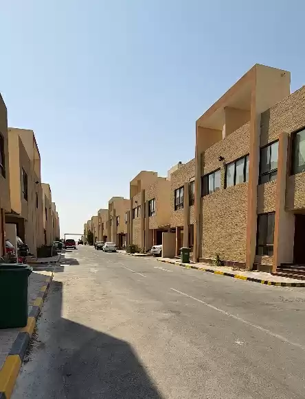 سكني عقار جاهز 4 غرف  غير مفروش فيلا في مجمع  للإيجار في الدوحة #7109 - 1  صورة 
